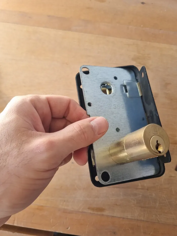 Serrure multipoints démontée par Arti AI Serrurerie à Nice — platine, coffre et cylindre visibles