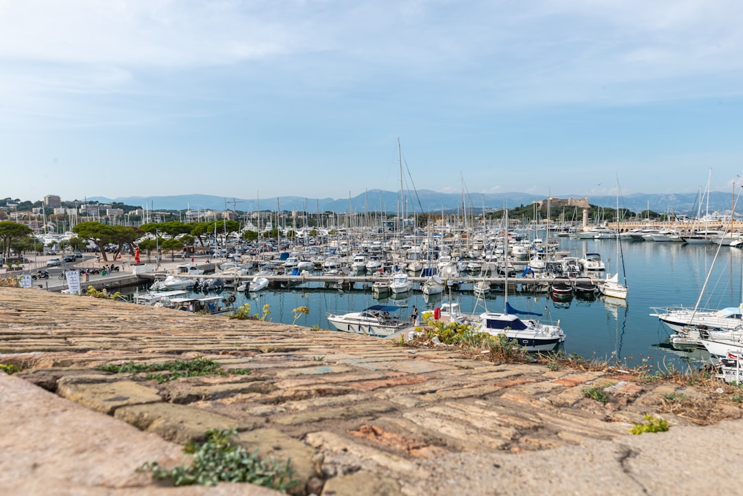 Le port Vauban et le Fort Carré vus des remparts d'Antibes, zone d'intervention serrurier Arti.AI à Antibes (06600)