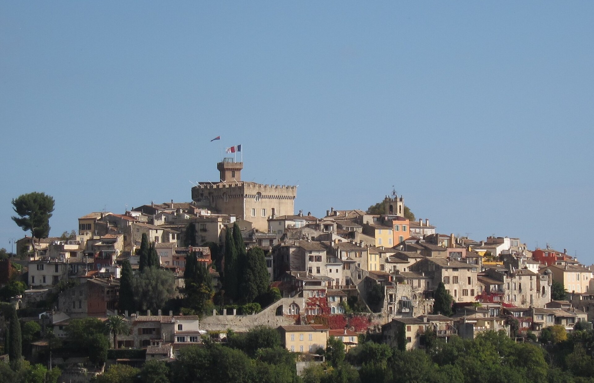 Haut-de-Cagnes village médiéval perché — serrurier Cagnes-sur-Mer Arti AI