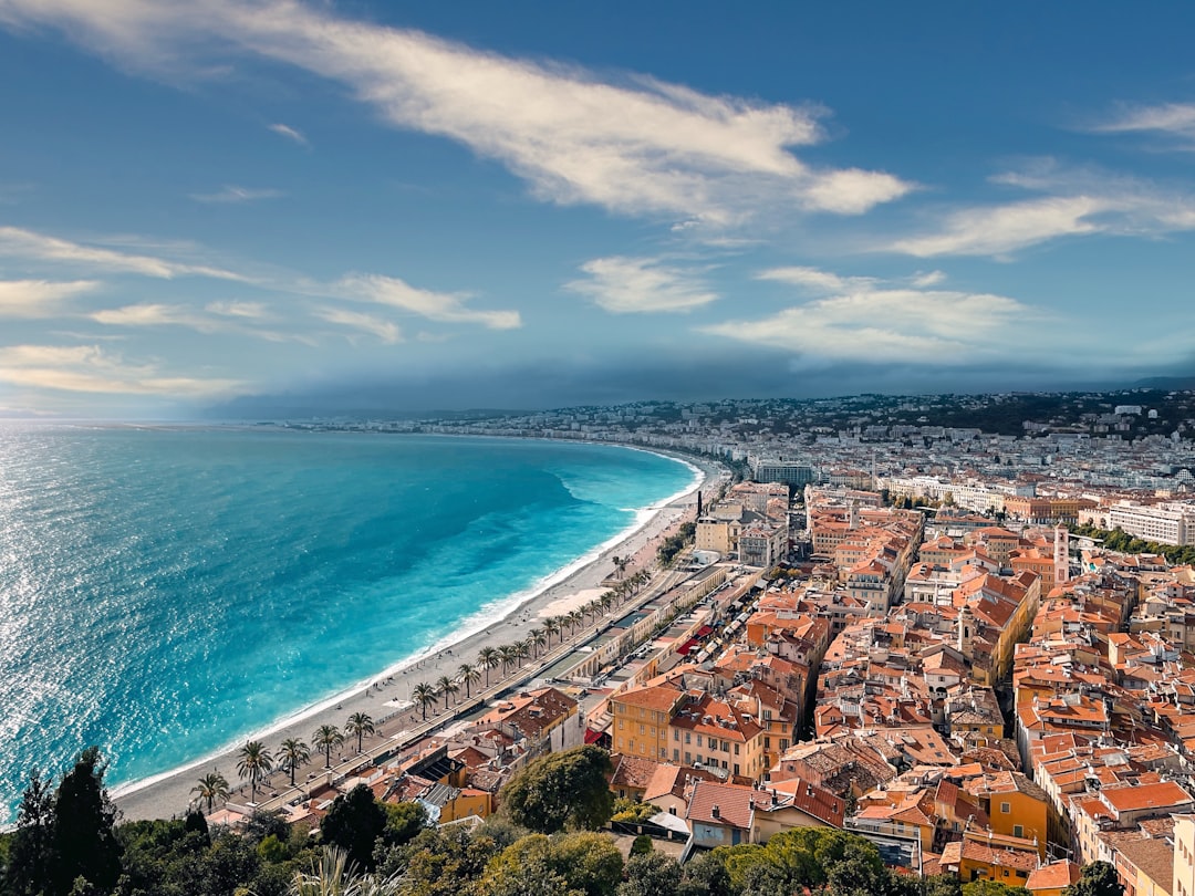 Vieux Nice et toits du centre-ville depuis les hauteurs — zone d'intervention serrurier Arti.AI à Nice Centre
