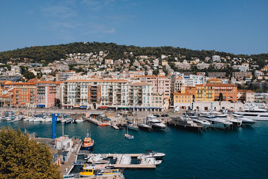 Le port Lympia et les hauteurs du Mont Boron — zone d'intervention serrurier Arti.AI à Nice Est (06300)