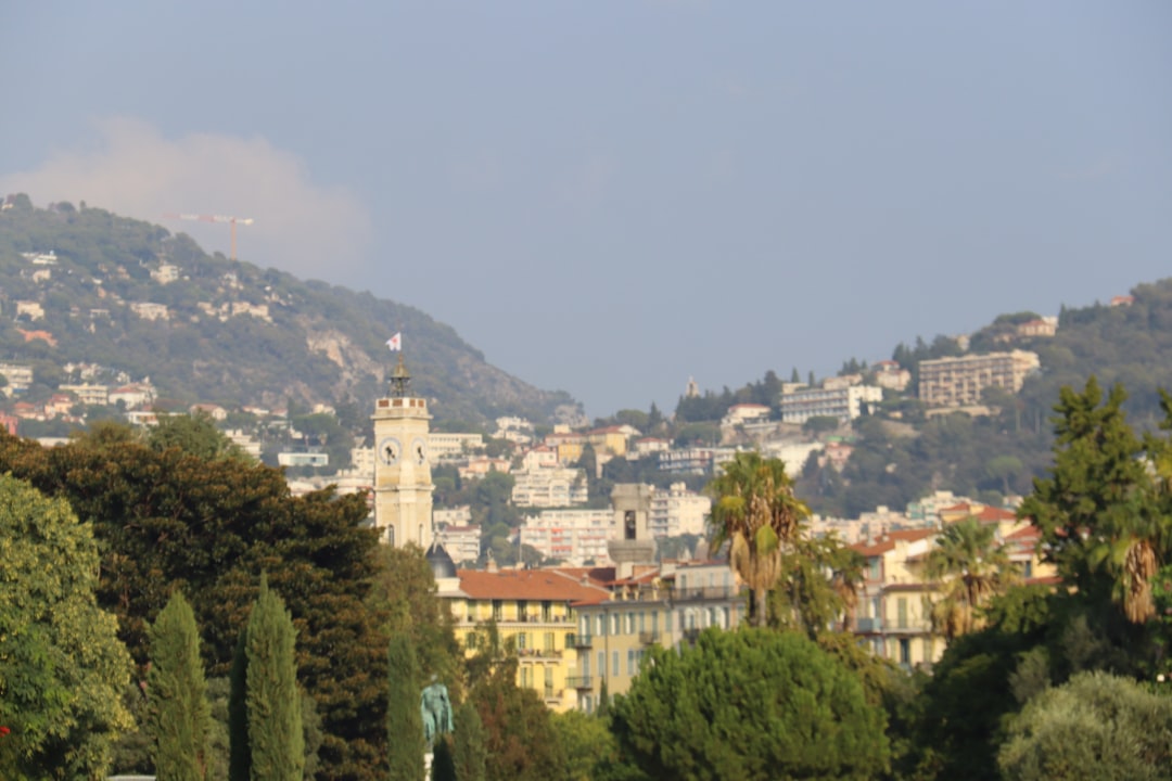 Collines et immeubles belle époque du nord de Nice, secteur Cimiez — zone d'intervention serrurier Arti.AI à Nice Nord