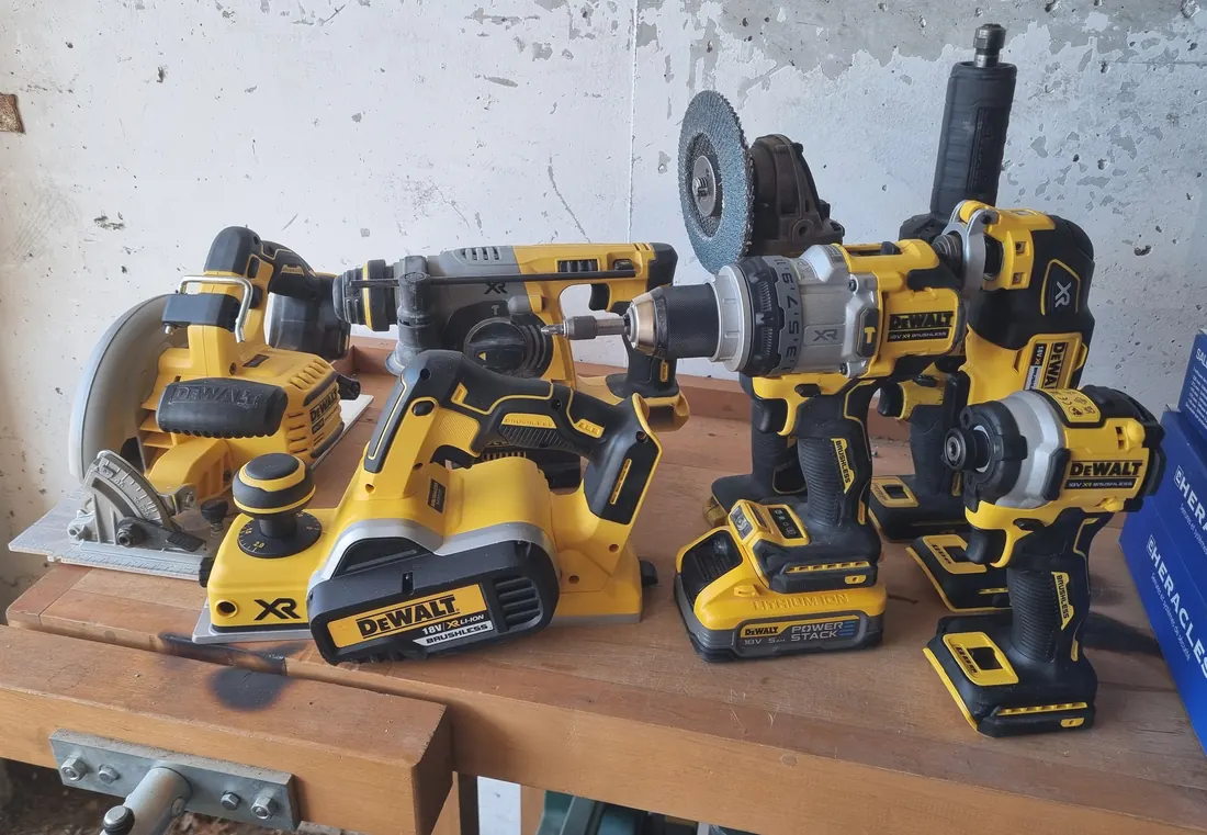 Services serrurerie Nice outillage électroportatif Dewalt professionnel Arti AI