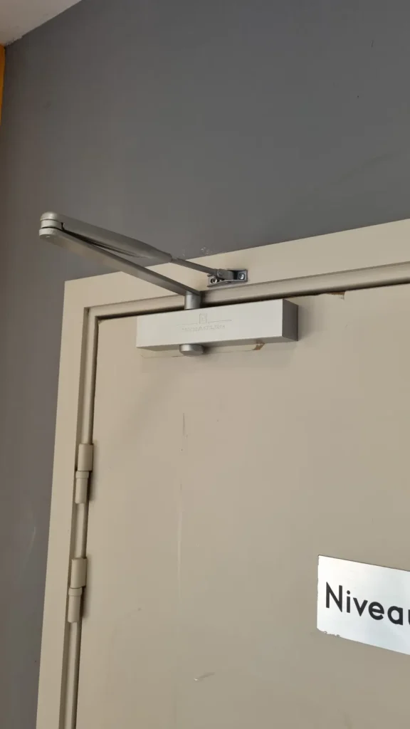 Installation ferme-porte copropriété Nice Arti AI Serrurerie service immeubles