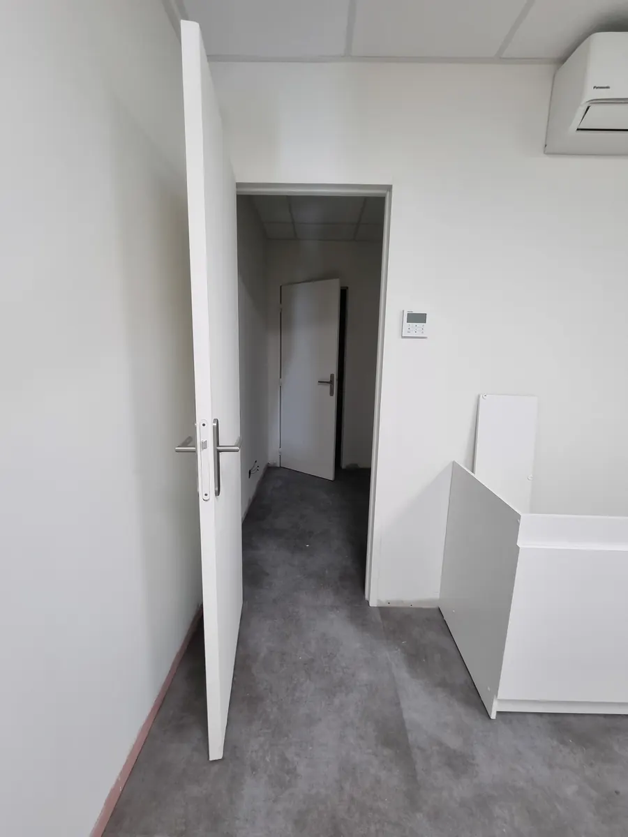 Poignée de sécurité inox posée sur la porte d'un local professionnel à Nice