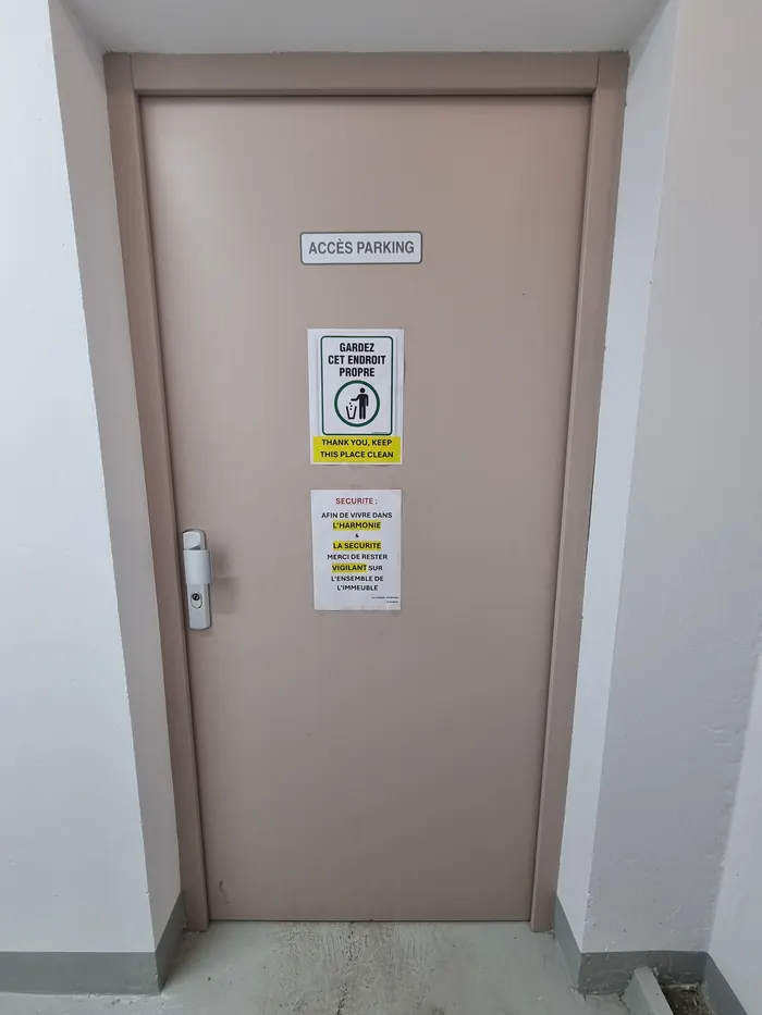 Porte d'accès au parking en sous-sol d'un immeuble à Nice