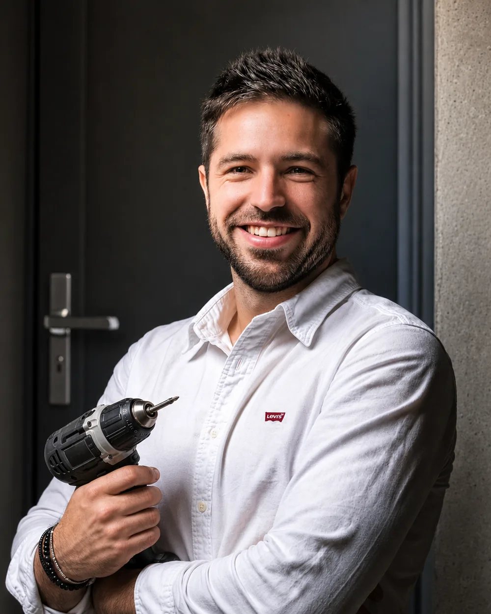 Guillaume Dieulafait, artisan serrurier fondateur d'Arti.AI Serrurerie à Nice, avec sa perceuse