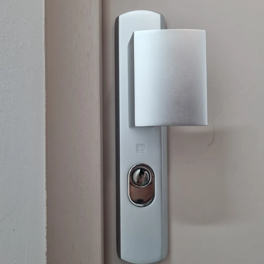 Poignée blindée Héraclès installée par Arti.AI Serrurerie à Nice — protection anti-arrachement