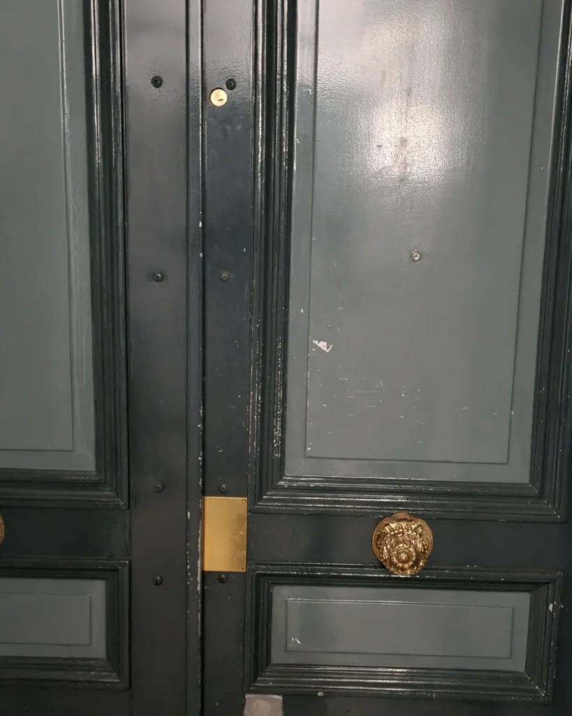 Double porte palière d'immeuble à Nice sécurisée par verrou de mise en sécurité Arti.AI après cambriolage — intervention et accompagnement assurance
