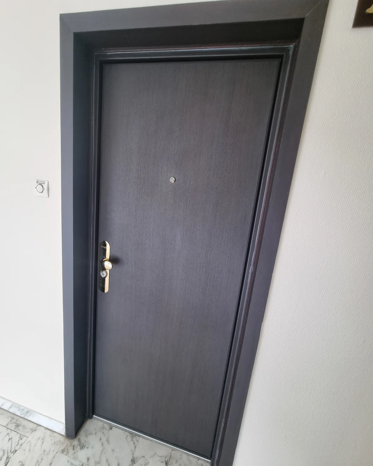 Bloc-porte blindé Picard installé par Arti.AI dans une résidence à Fabron — vue extérieure côté palier