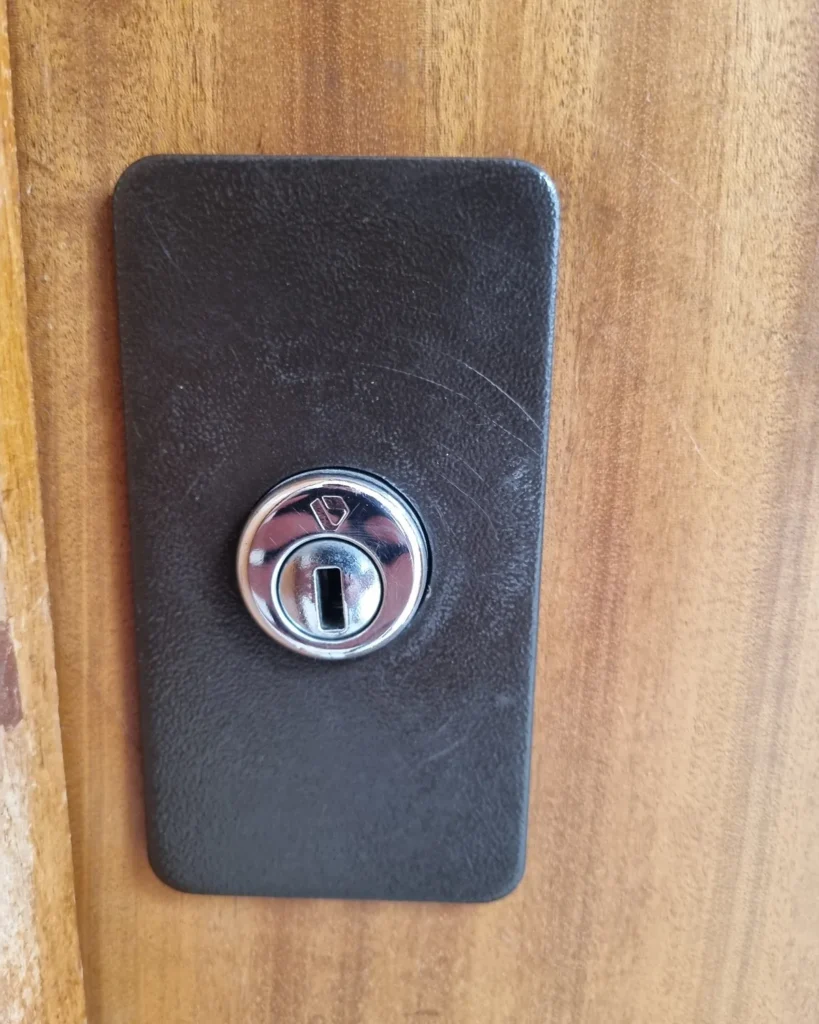 Plaque de protection et carénage Vachette A2P 3 étoiles sur cylindre, installé par Arti.AI Serrurerie à Nice